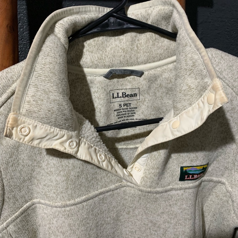 Llbean pullover size small petite, only worn a few times, makeup on the collar